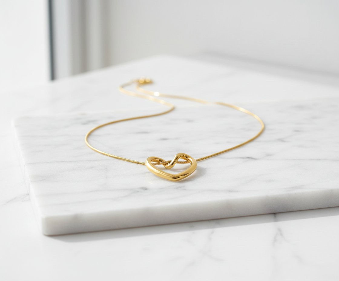 Minimal Heart Pendant Necklace