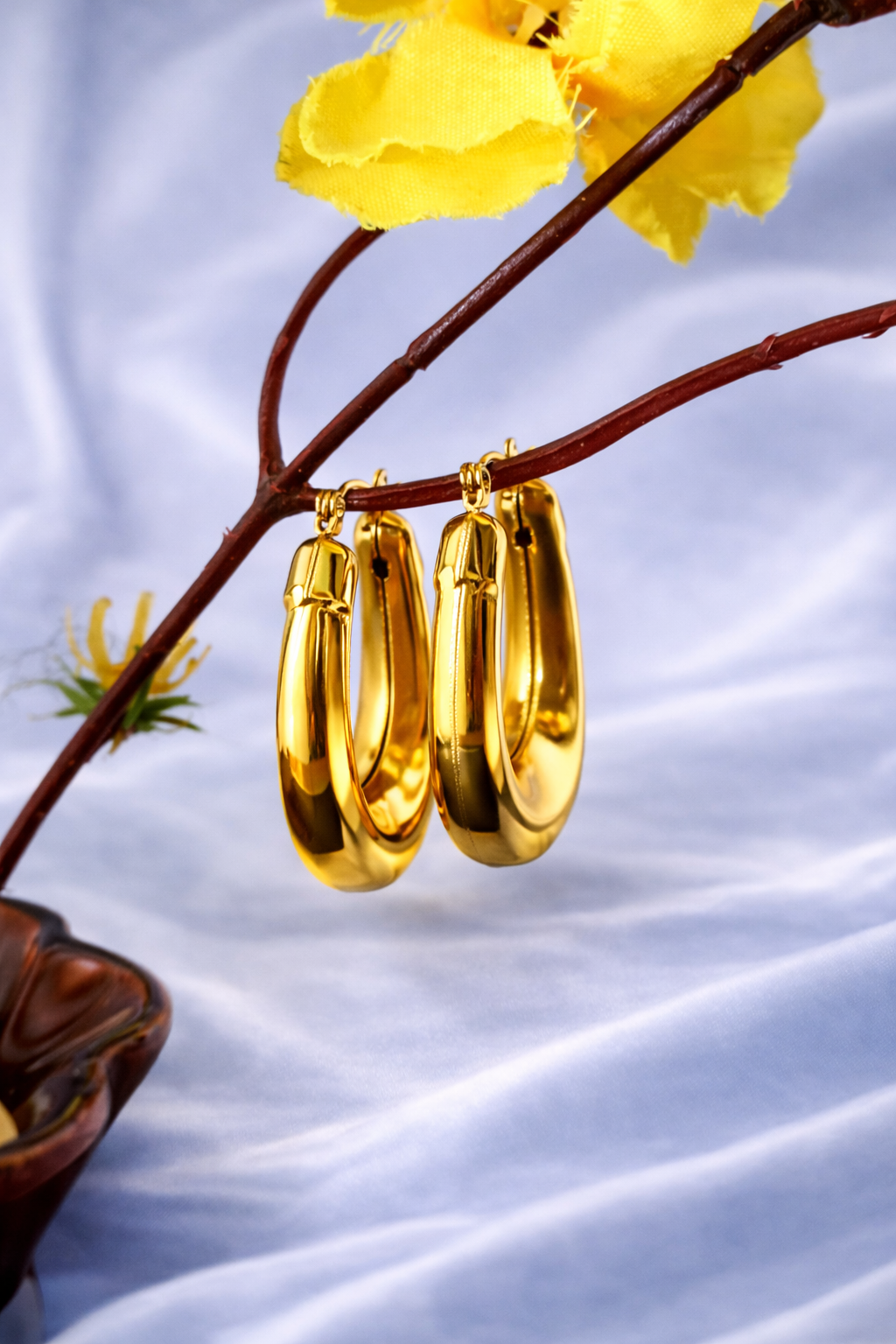 Sleek Oval Gold Hoop Earrings